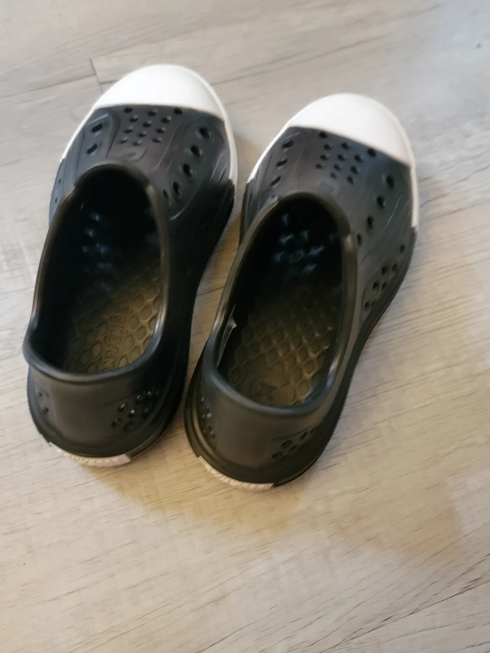 Converse slip water